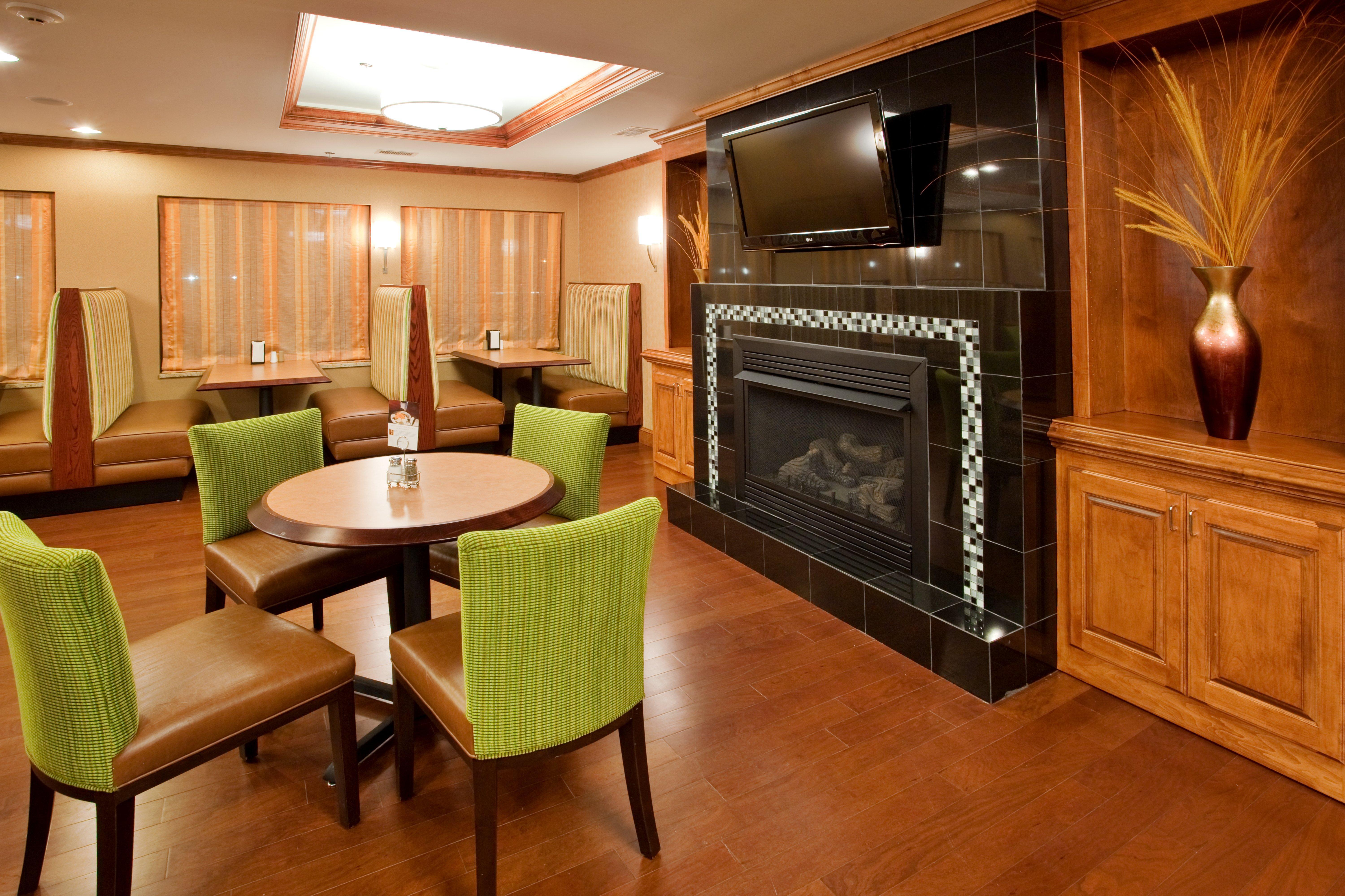 Holiday Inn Express Hotel & Suites Fredericksburg By Ihg Extérieur photo