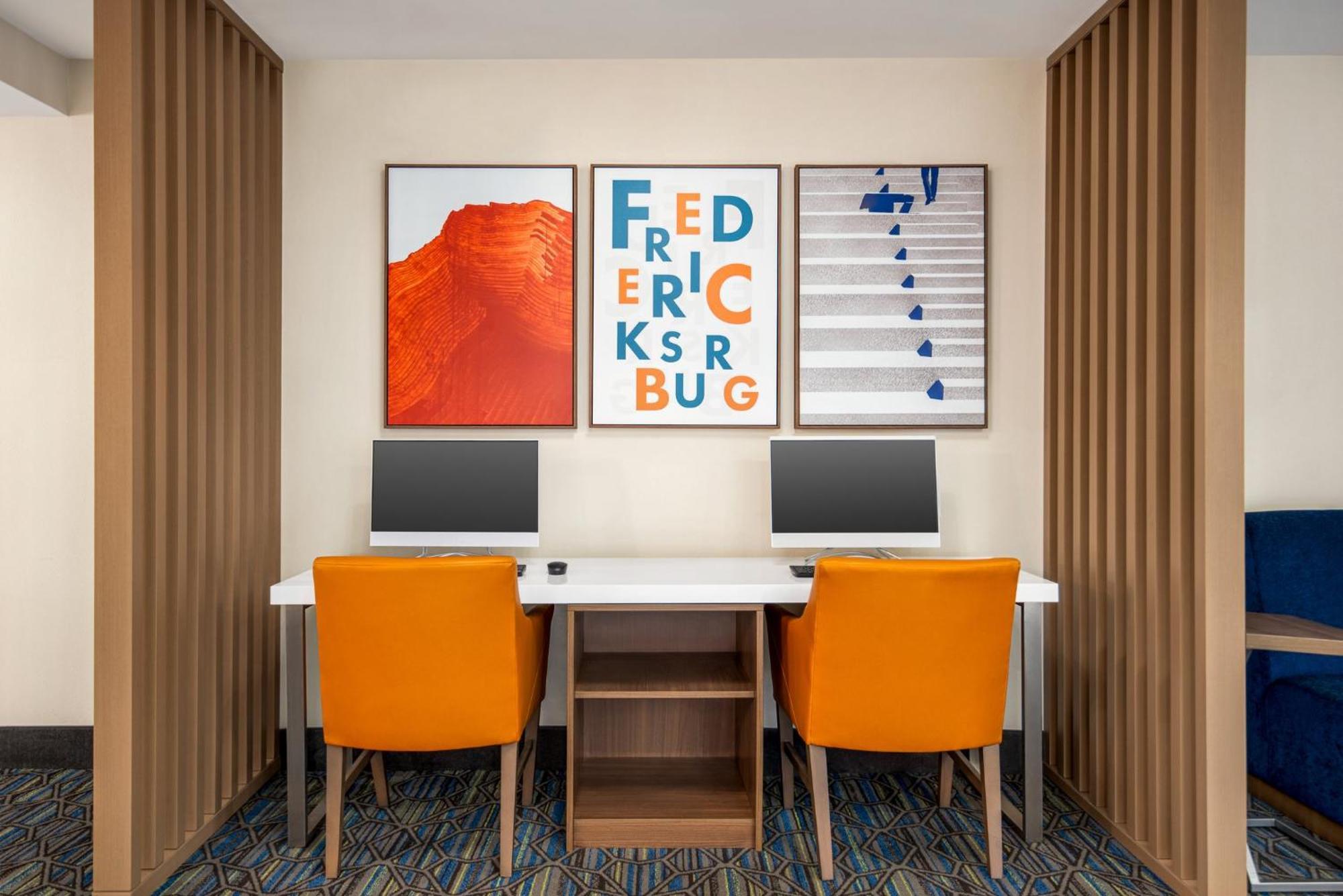 Holiday Inn Express Hotel & Suites Fredericksburg By Ihg Extérieur photo