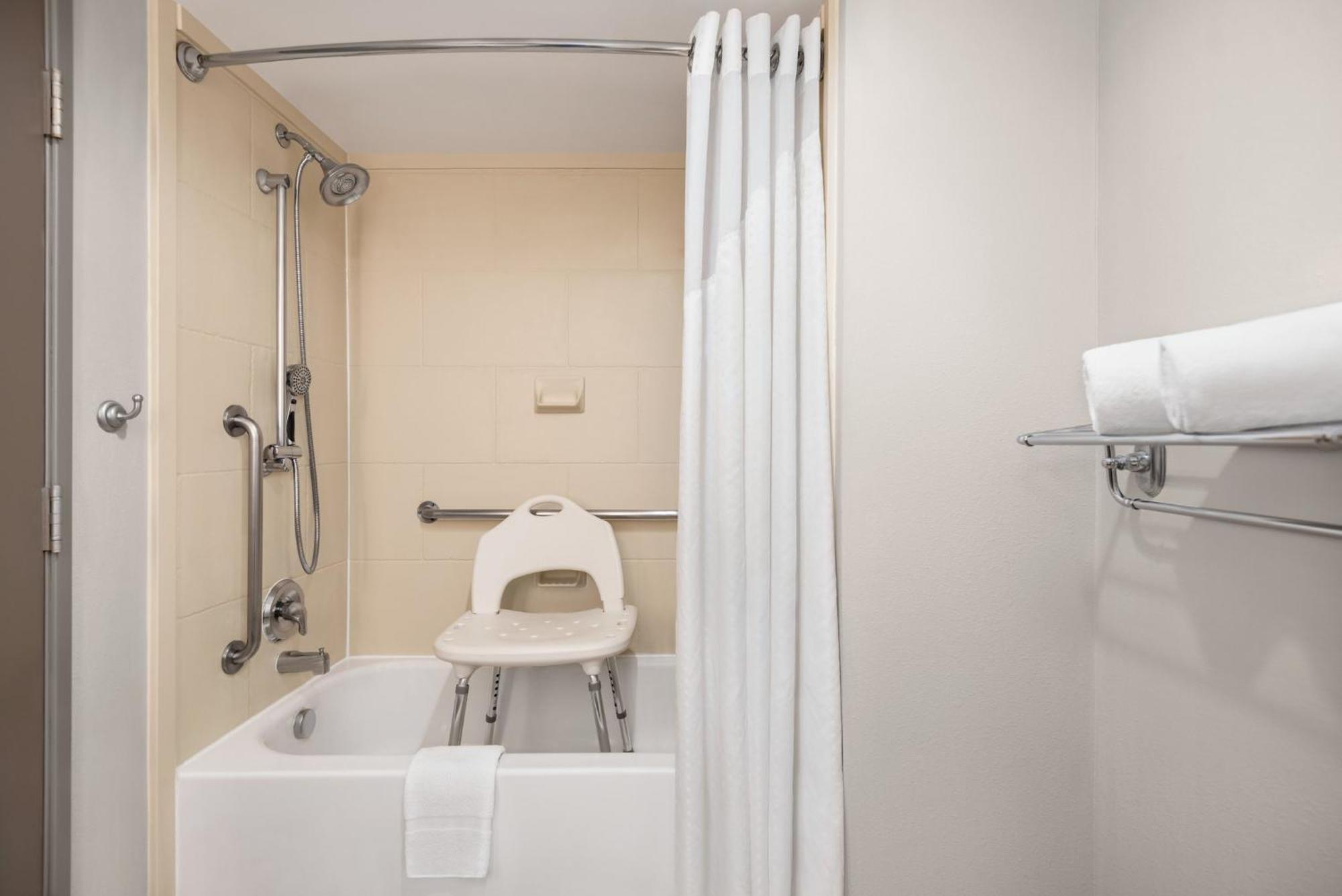 Holiday Inn Express Hotel & Suites Fredericksburg By Ihg Extérieur photo