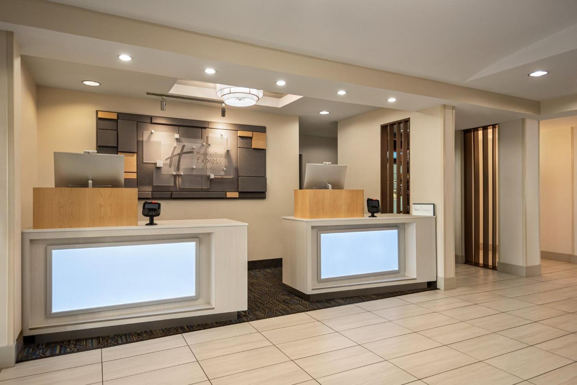 Holiday Inn Express Hotel & Suites Fredericksburg By Ihg Extérieur photo