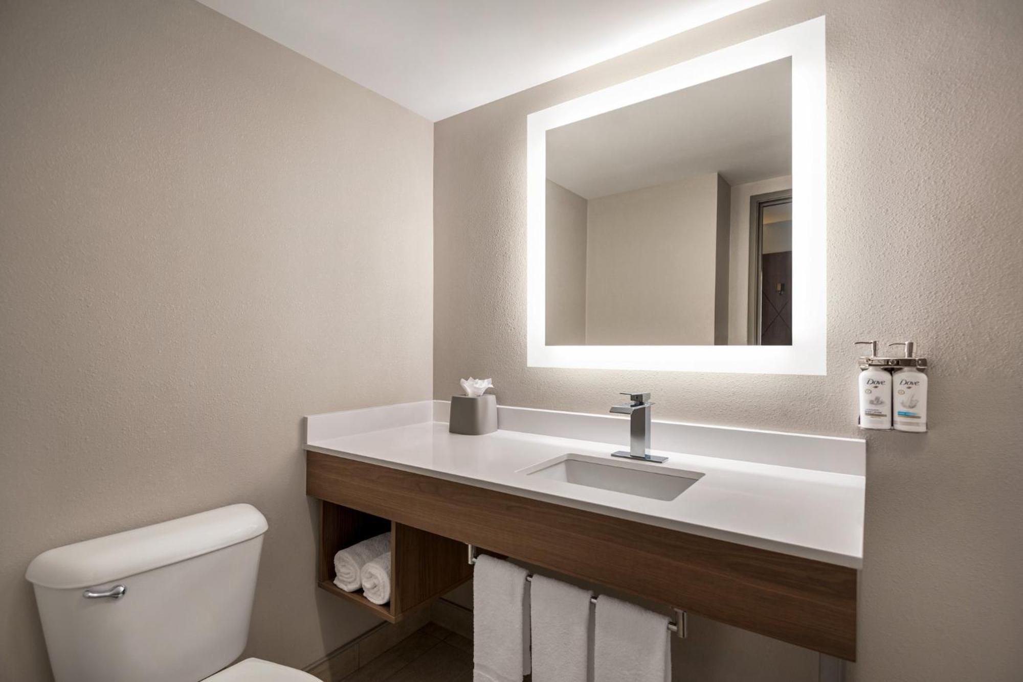 Holiday Inn Express Hotel & Suites Fredericksburg By Ihg Extérieur photo