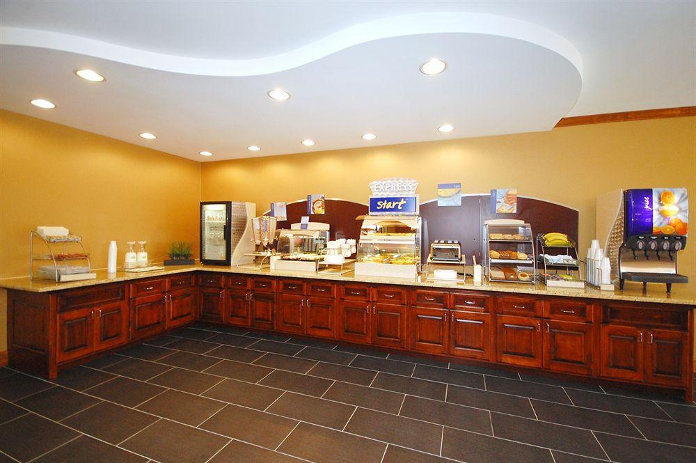 Holiday Inn Express Hotel & Suites Fredericksburg By Ihg Extérieur photo